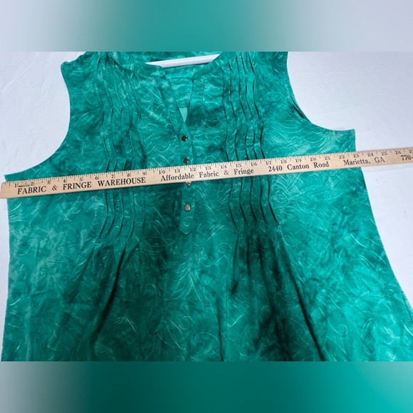 NEW DIRECTIONS CURVY.  SHADES OF GREEN RAISED DESIGN. SIZE 2X  SLEEVELESS TOP - Picture 3 of 11